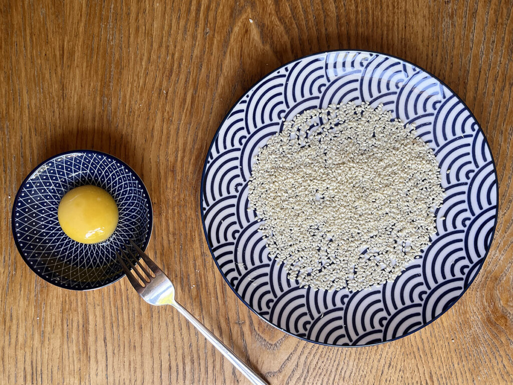 Egg yolk and sesame seeds for the sesame no-knead bagels